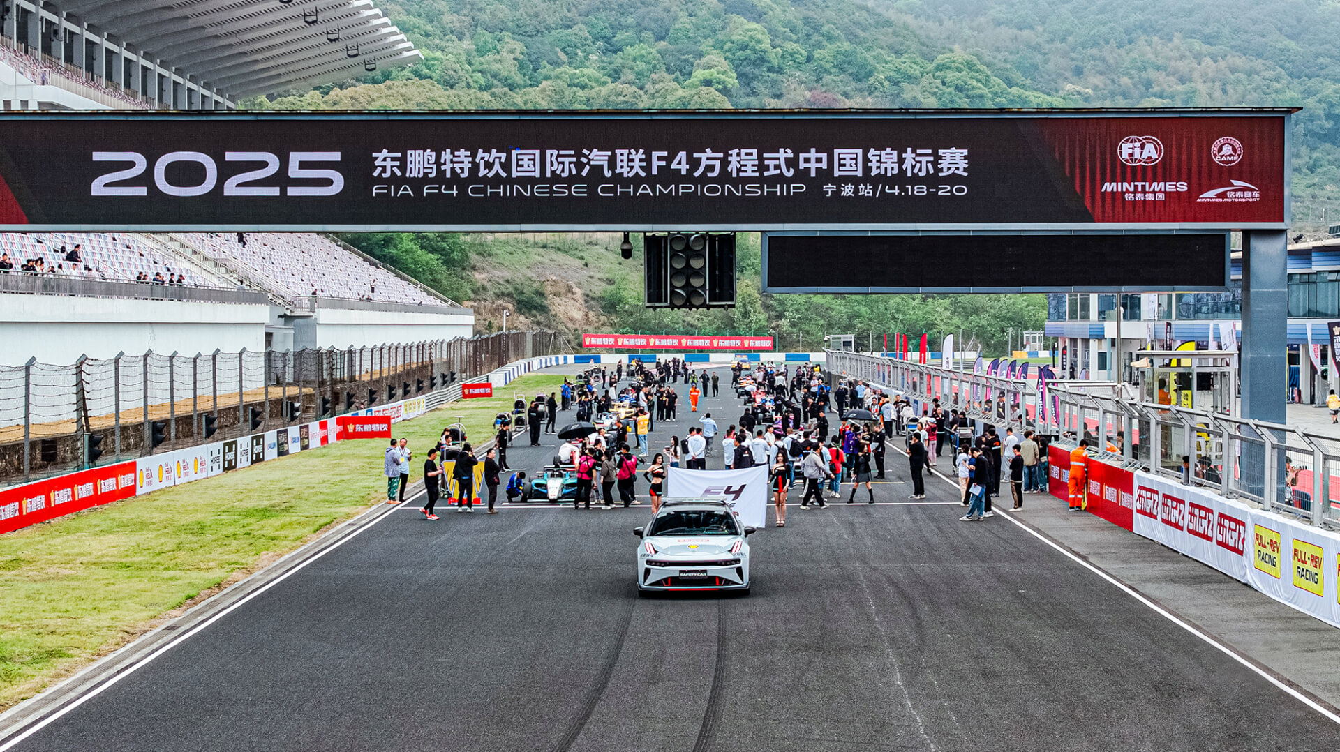 让每一份热爱无畏前行,YEECAR助力F4方程式车手勇闯极速梦想